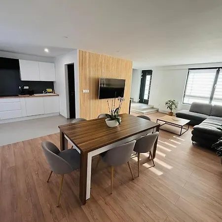 Maison De - 3 And 3 Double Beds *